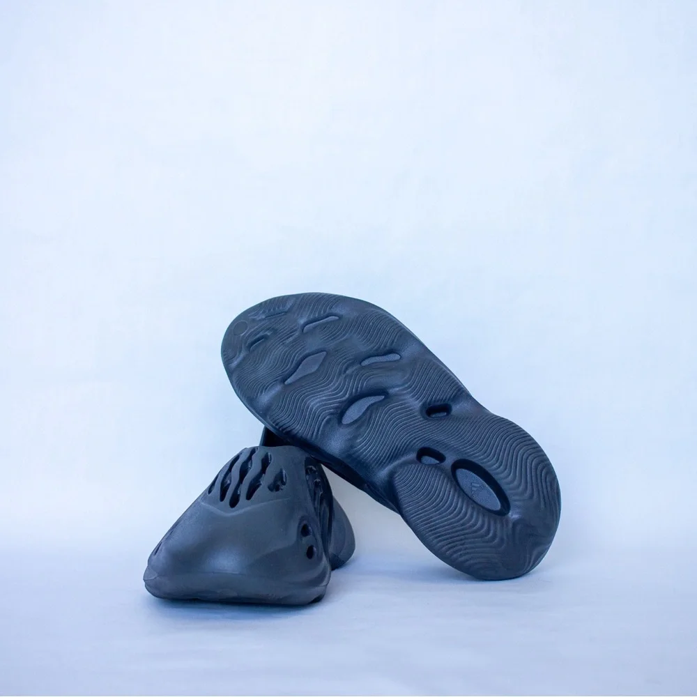 Size 8- adidas‎ Yeezy Foam RNNR Carbon